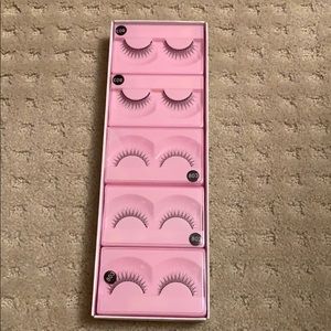 🇨🇦 Synthetic false eyelashes.